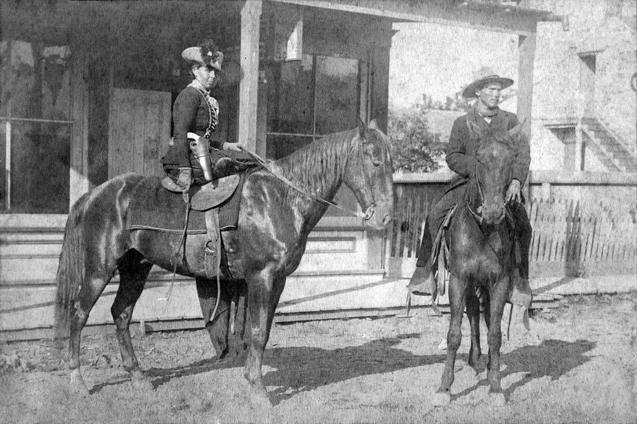 In February 1886, three masked men stole 40 dollars in cash, a pistol, and a horse from three homes near Cache. A witness identified one of the perpetrators as “a woman dressed as a man.” Belle was accused of being the gang leader, and she was brought to Fort Smith to answer to charges by B. Tyner Hughes—a deputy marshal working for the Choctaw Nation, seen here at right—in mid-May.